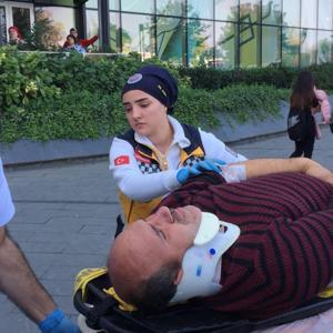 AVM önünde zincirleme kaza: 4 yaralı