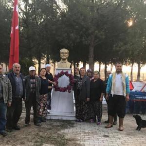 Kasımpatıdan çelenk yapıp Atanın büstüne koydular