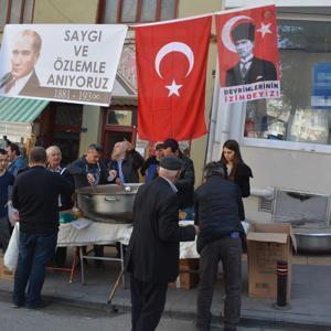 Bilecikte esnaf Atatürk için helva dağıttı