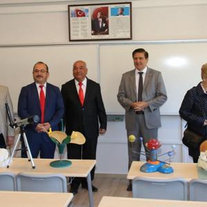 Hayırseverlerden okula fen laboratuvarı desteği