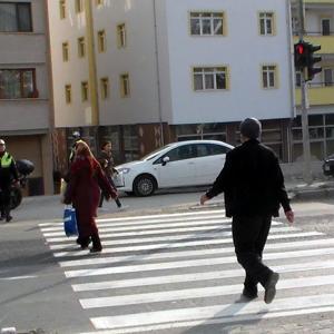 Boluda yayalar polisi dinlemeyip kırmızıda geçince ceza yedi