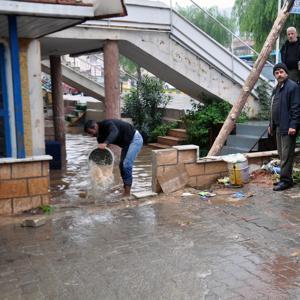 Reyhanlıda sağanak, su baskınlarına neden oldu