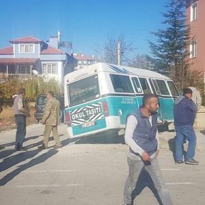 Şarkikaraağaçta kaza: 3 yaralı