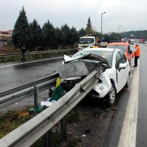 Otomobil bariyere çarptı: Sürücü ve kızı yaralı