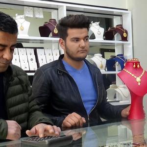 Müşteri gibi gelip, bilezik çaldılar