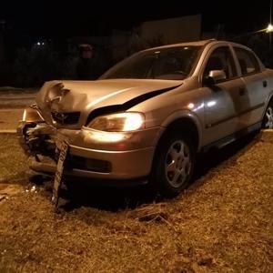 Kontrolden çıkan otomobil, ağaçlara ve direğe çarptı: 1 yaralı
