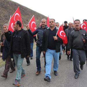 Mahkeme kararına rağmen işlerine dönemeyen işçiler, Valiliğe yürüdü