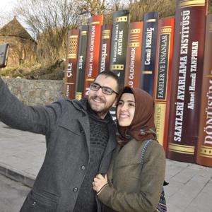 Çukurcada kurulan renkli kitap dekorları ilgi çekiyor