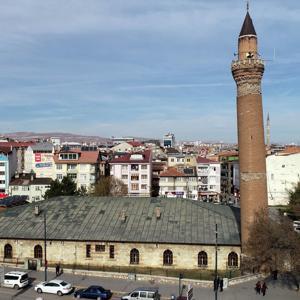 Tarihi Ulu Caminin minaresi yapılışından eğri