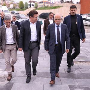Vali Karahandan ödüllü kütüphaneyi beğendi