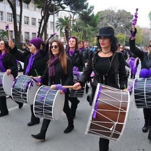 Kadınlar şiddeti davulla, kefenle protesto etti