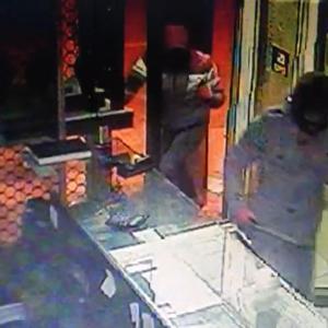 Soyguncular, fark edildiklerini anlayınca kasayı bırakıp kaçtı