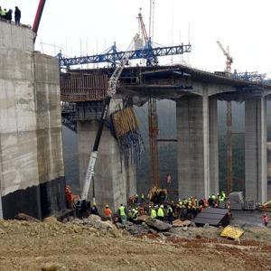 Gebzede viyadük inşaatı sırasında beton blok düştü; 4 işçi enkaz altında kaldı (3)