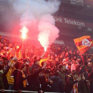 Galatasaray derbi maçın hazırlıklarını taraftarı önünde tamamladı