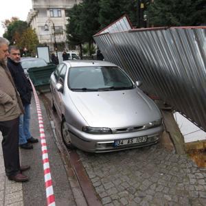 Maltepede kaldırım çöktü, park halindeki araç askıda kaldı (1)