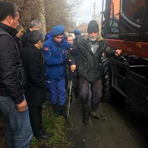 İzmirde şiddetli yağmur; yaşlı adamı jandarma kurtardı