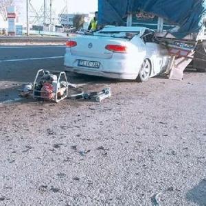 Otomobil, TIRın altına girdi: 1 ölü