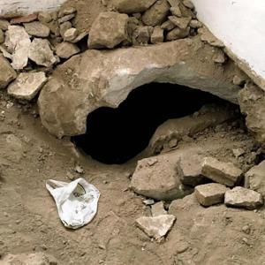 Evi kiralayıp, kaçak kazı yaptılar; Roma dönemi kaya mezarı tahrip ettiler