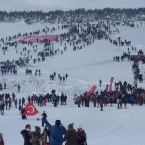 Sarıkamış şehitleri için 7den 70e 20 bin kişi karda yürüdü