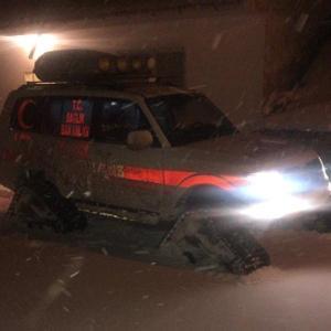 Kar yolları kapattı, Mustafanın imdadına paletli ambulans yetişti