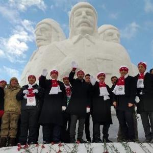 Şehit Mehmetçiklerin kardan heykellerine yoğun ilgi