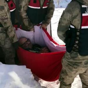 Askerler, hastayı karlı yolda 2 kilometre taşıdı