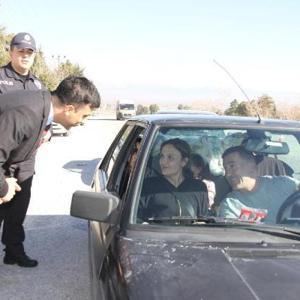 Polislerden araçlardaki kadınlara karanfil