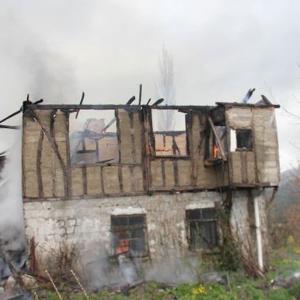 İneboluda ahşap ev yandı