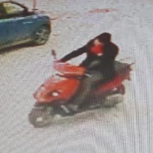 Taciz şüphelisi motosikletli bahçıvan güvenlik kamerasında