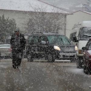 Şenkaya’da kar yağışı hayatı olumsuz etkiledi