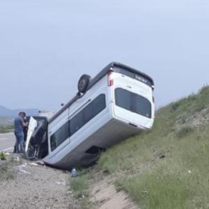 Kırıkkalede minibüs devrildi: 8 yaralı