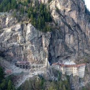 Sümela Manastırında 360 tonluk kaya yerinde sabitlendi