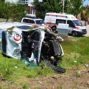 Çubukta ambulans ile otomobil çarpıştı: 6 yaralı