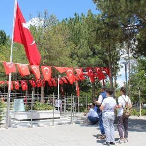 Ömer Halisdemirin mezarı, ziyaretçi akınına uğruyor
