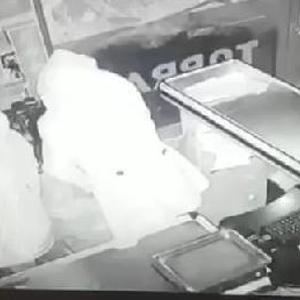 İki erkek, başörtüsü takıp marketi soydu