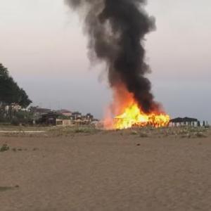 Şile sahilindeki büfe alev alev yandı