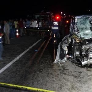 Minibüs, traktörün römorkuna çarptı: 1 ölü, 6 yaralı