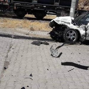 Bayram ziyaretinden dönen ailenin otomobiline tren çarptı: 5 yaralı