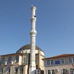 Çatlayan minareyi, Yalçın çifti onarıyor
