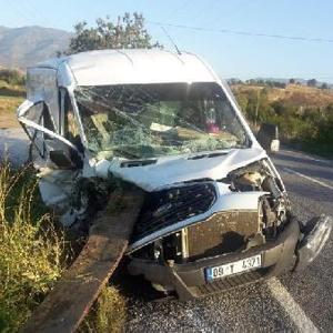 Minibüs traktöre arkadan çarptı: 1 ölü, 1 yaralı