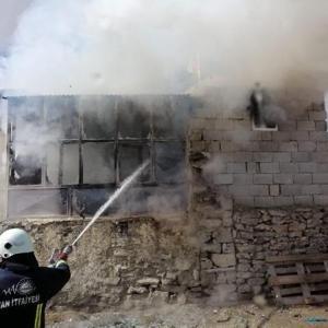 Vanda 6 kişilik ailenin evi yandı