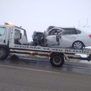 Sivasta otomobiller çarpıştı: 4 yaralı