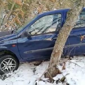 Buzla kaplanan yolda kayan otomobil ağaca çarptı
