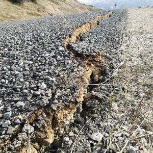 Depremde Sivricedeki köy yollarında dev yarıklar oluştu