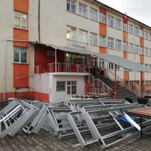 Depremde hasar gören 266 öğrencili okul boşaltıldı