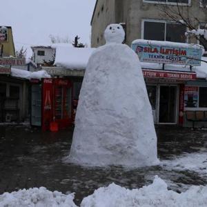Vartolu esnaf 2 metrelik kardan adam yaptı