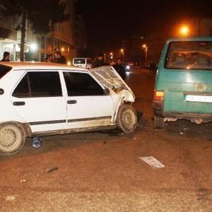 Ankarada otomobil ile minibüs çarpıştı: 4 yaralı
