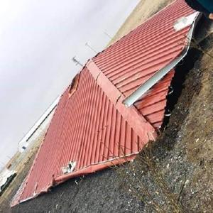 Niğdede fırtına evlerin çatılarını uçurdu