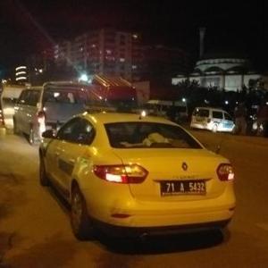 Kırıkkalede silahlı kavgada 5 kişi yaralandı, şüpheliler kaçtıkları minibüsle 2 polise çarptı