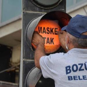 Trafik ışıklarında ‘maske tak’ uyarısı